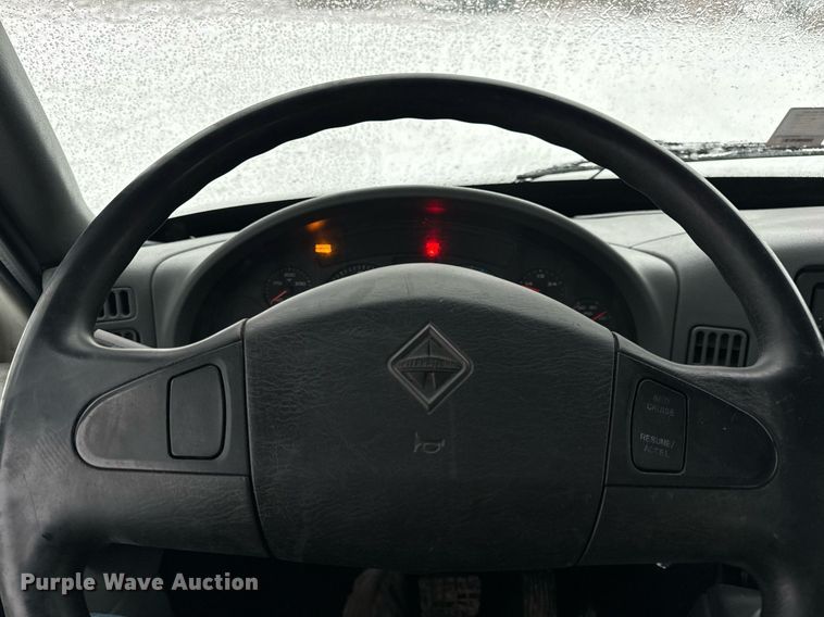 image for item EN5110 2005 International 4300 truck cab and chassis