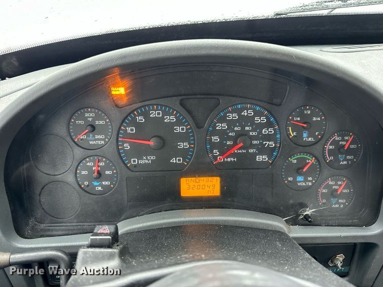 image for item EN5110 2005 International 4300 truck cab and chassis