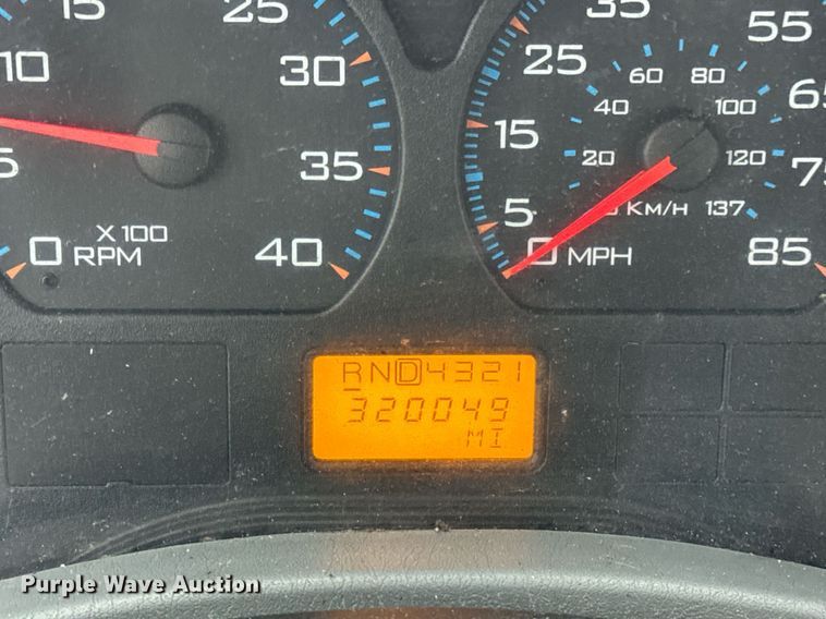 image for item EN5110 2005 International 4300 truck cab and chassis