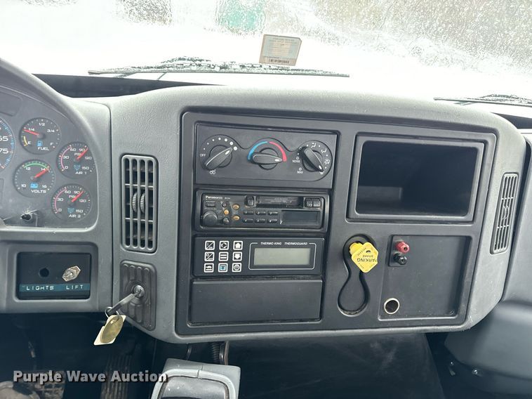 image for item EN5110 2005 International 4300 truck cab and chassis