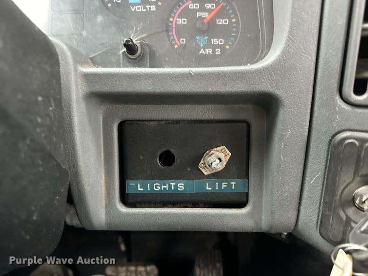 image for item EN5110 2005 International 4300 truck cab and chassis