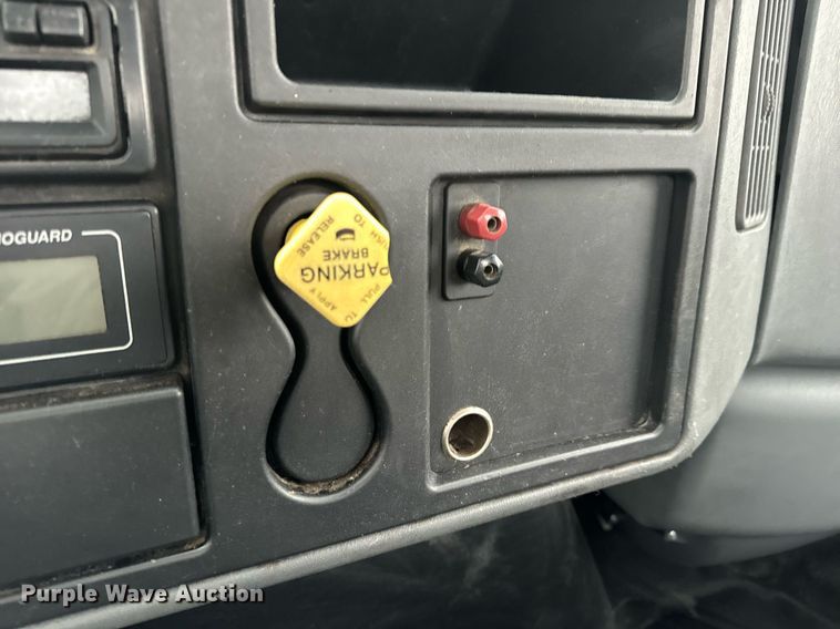 image for item EN5110 2005 International 4300 truck cab and chassis