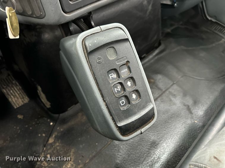 image for item EN5110 2005 International 4300 truck cab and chassis