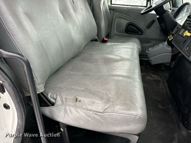 image for item EN5110 2005 International 4300 truck cab and chassis