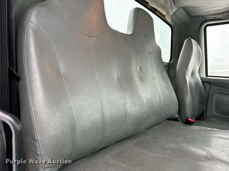 image for item EN5110 2005 International 4300 truck cab and chassis