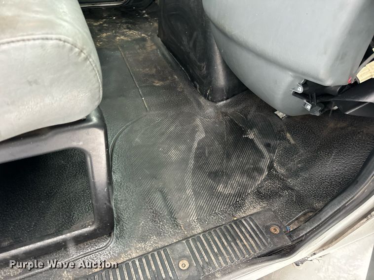 image for item EN5110 2005 International 4300 truck cab and chassis