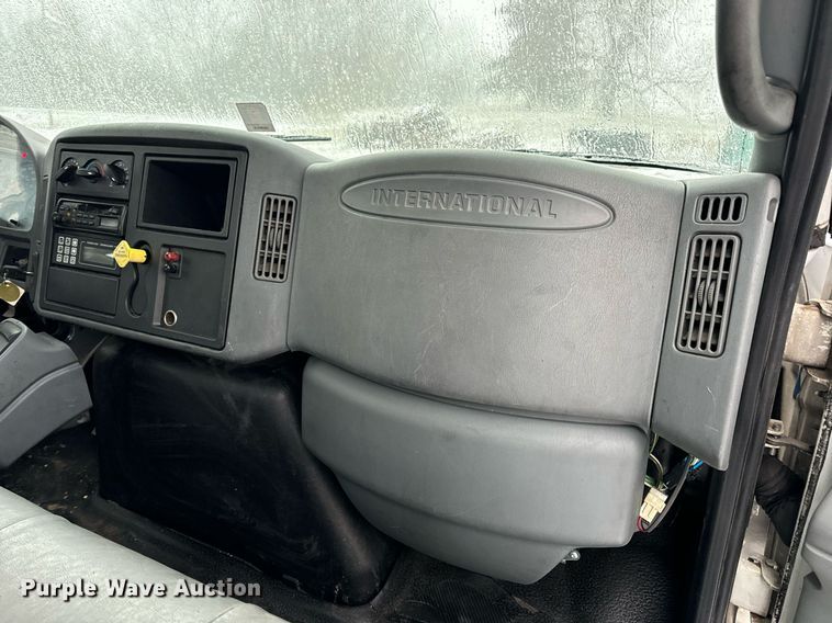 image for item EN5110 2005 International 4300 truck cab and chassis
