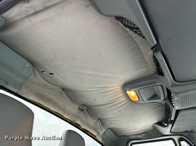 image for item EN5110 2005 International 4300 truck cab and chassis