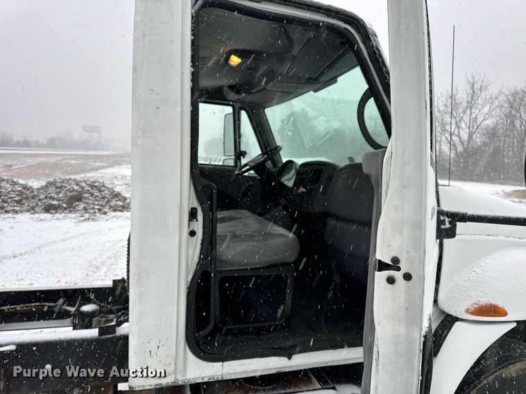 image for item EN5110 2005 International 4300 truck cab and chassis