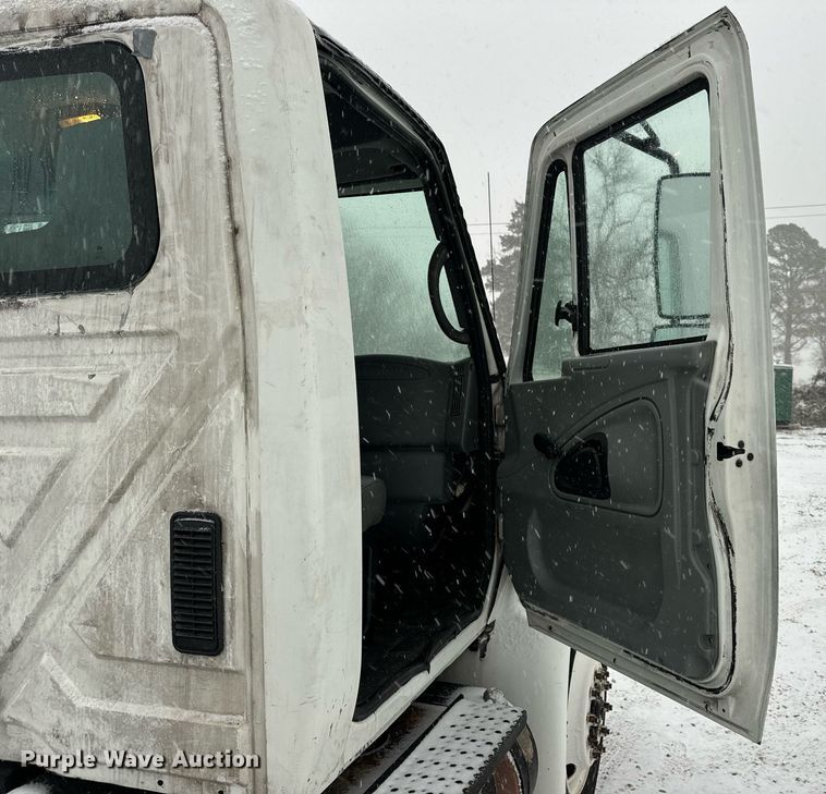 image for item EN5110 2005 International 4300 truck cab and chassis