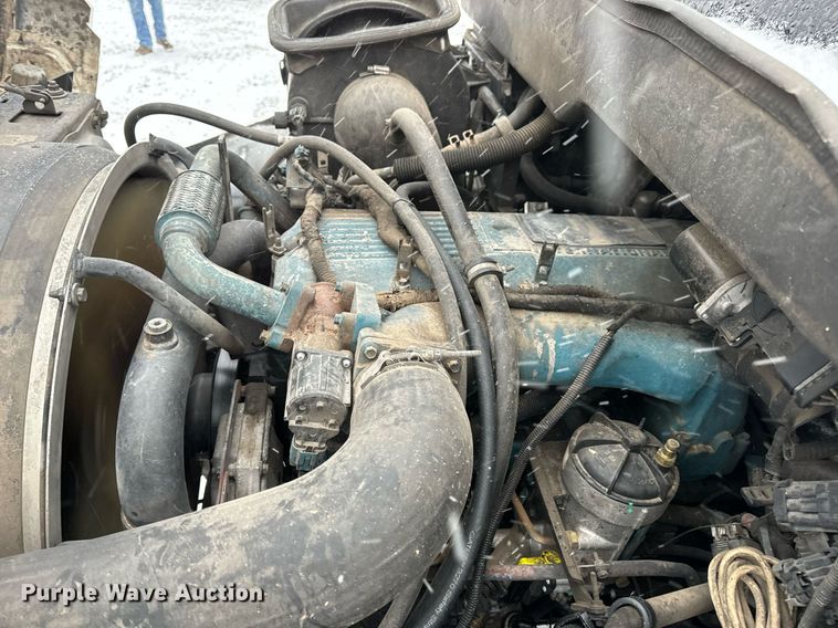 image for item EN5110 2005 International 4300 truck cab and chassis