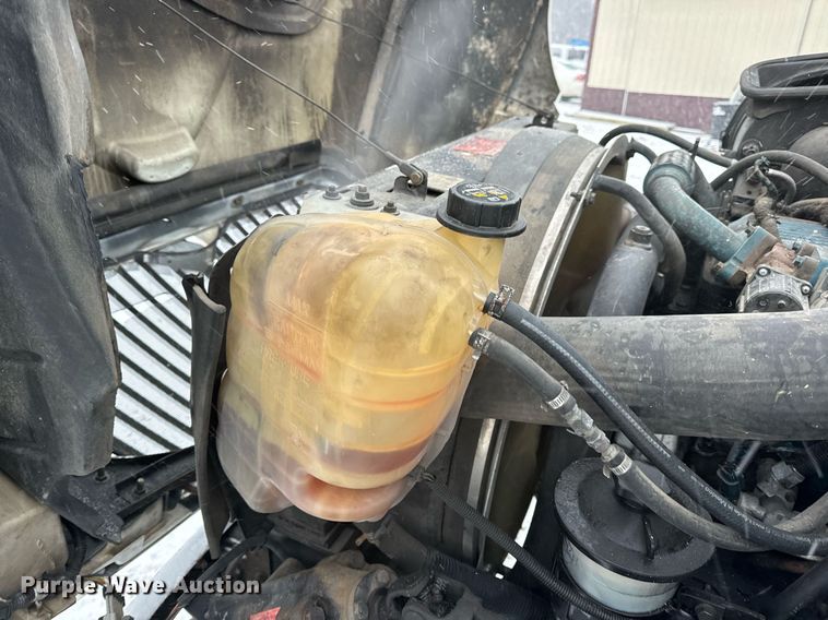 image for item EN5110 2005 International 4300 truck cab and chassis