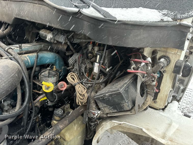 image for item EN5110 2005 International 4300 truck cab and chassis