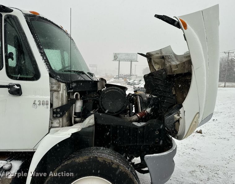 image for item EN5110 2005 International 4300 truck cab and chassis