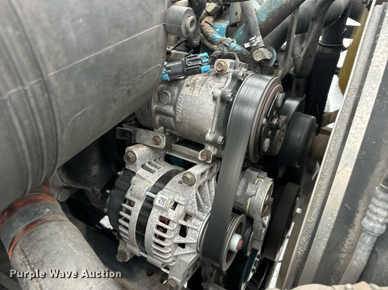 image for item EN5110 2005 International 4300 truck cab and chassis