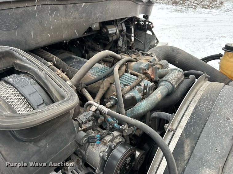 image for item EN5110 2005 International 4300 truck cab and chassis