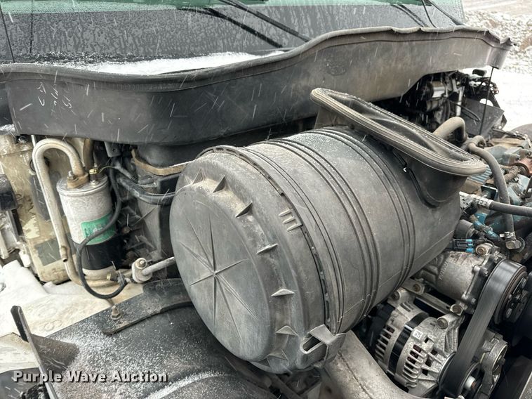 image for item EN5110 2005 International 4300 truck cab and chassis