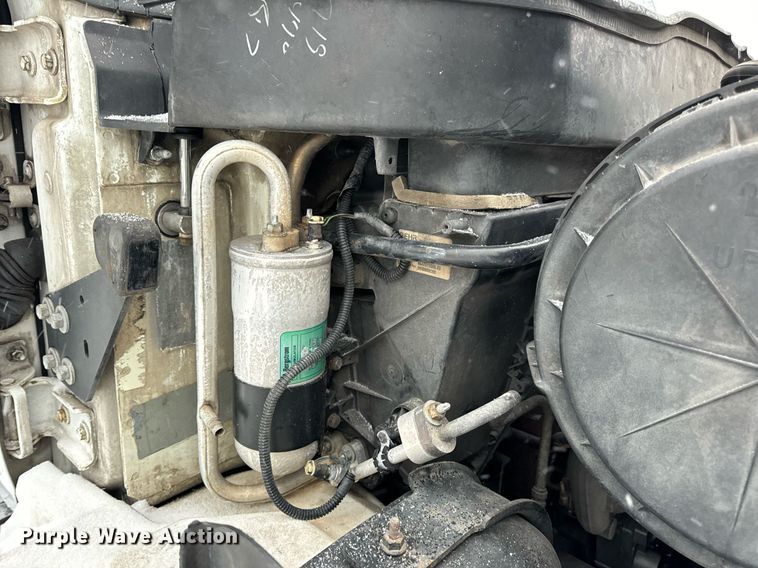 image for item EN5110 2005 International 4300 truck cab and chassis