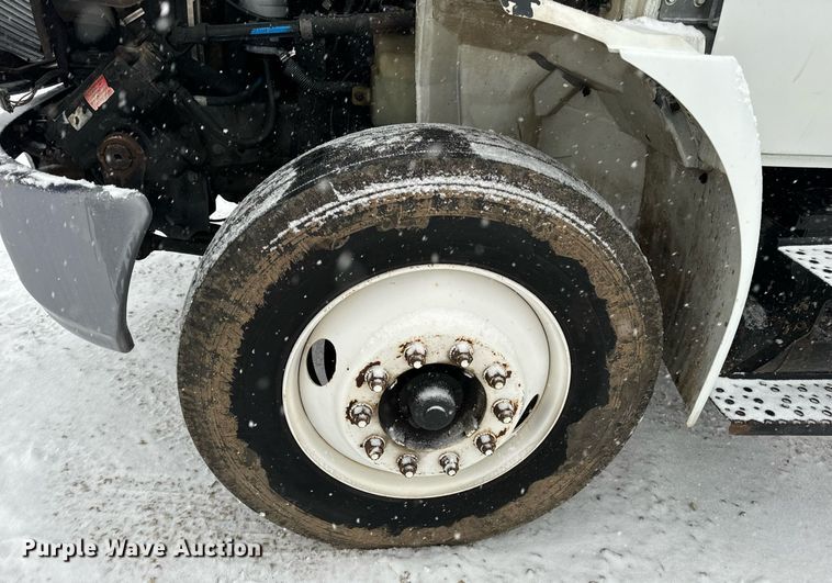 image for item EN5110 2005 International 4300 truck cab and chassis