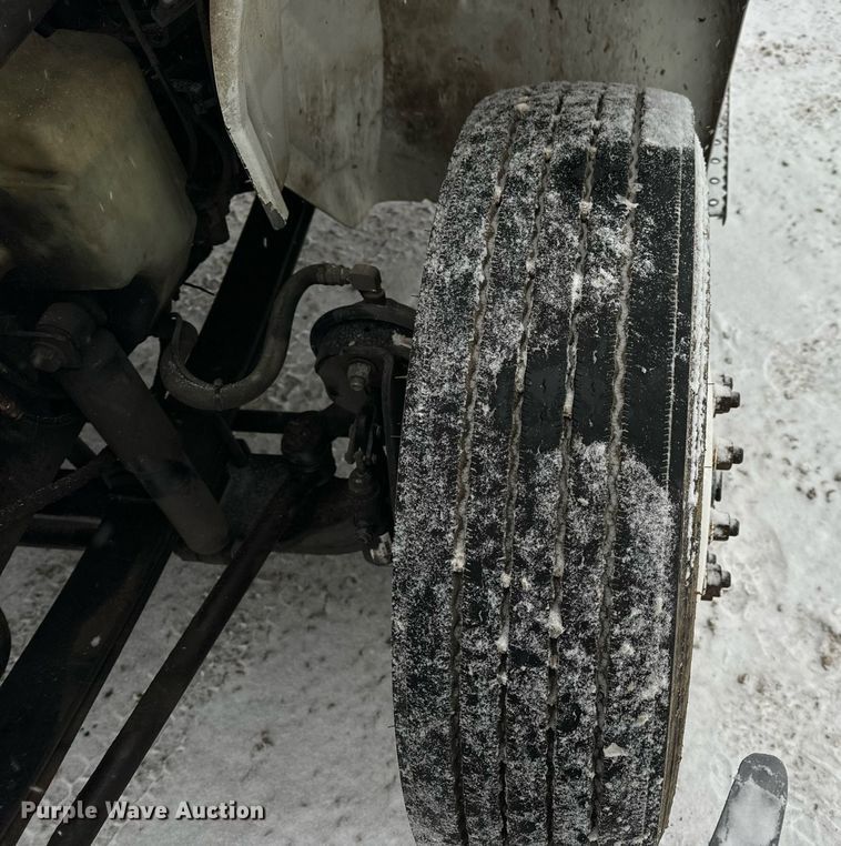 image for item EN5110 2005 International 4300 truck cab and chassis