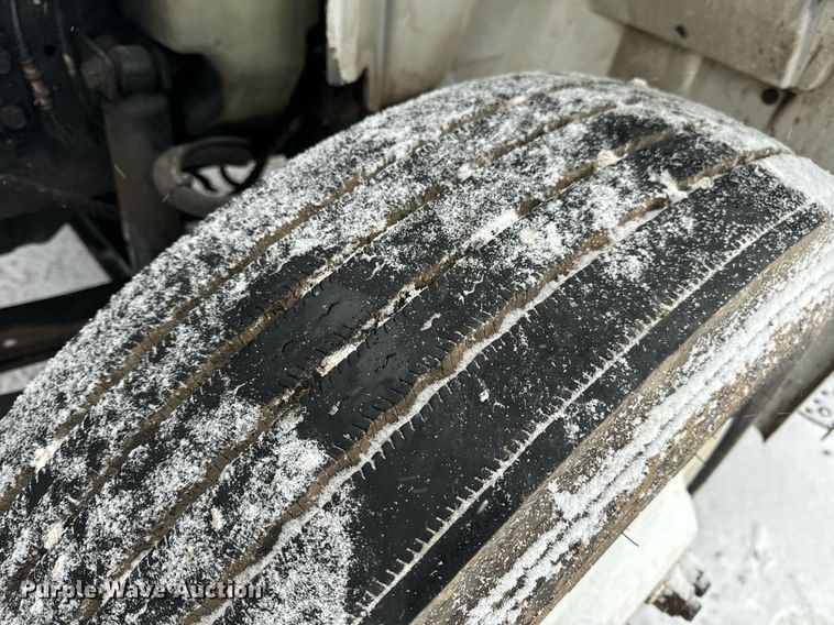 image for item EN5110 2005 International 4300 truck cab and chassis