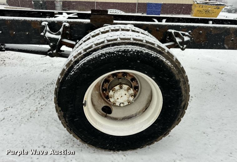 image for item EN5110 2005 International 4300 truck cab and chassis