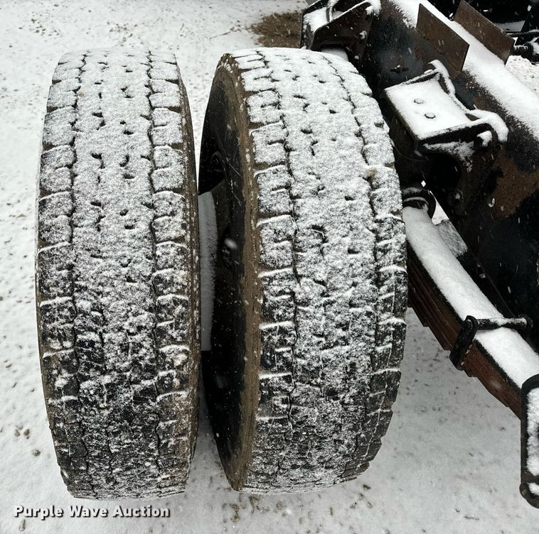 image for item EN5110 2005 International 4300 truck cab and chassis