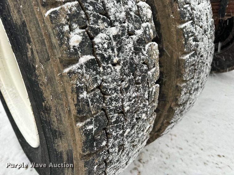 image for item EN5110 2005 International 4300 truck cab and chassis