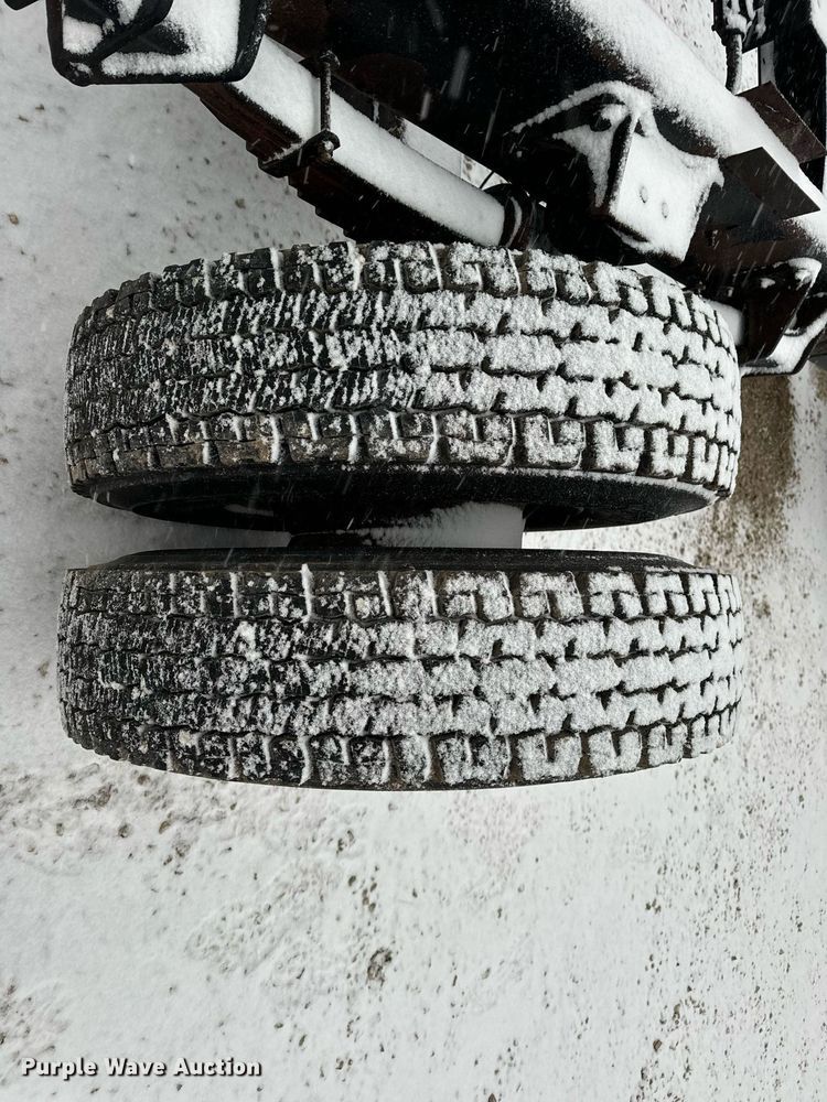 image for item EN5110 2005 International 4300 truck cab and chassis