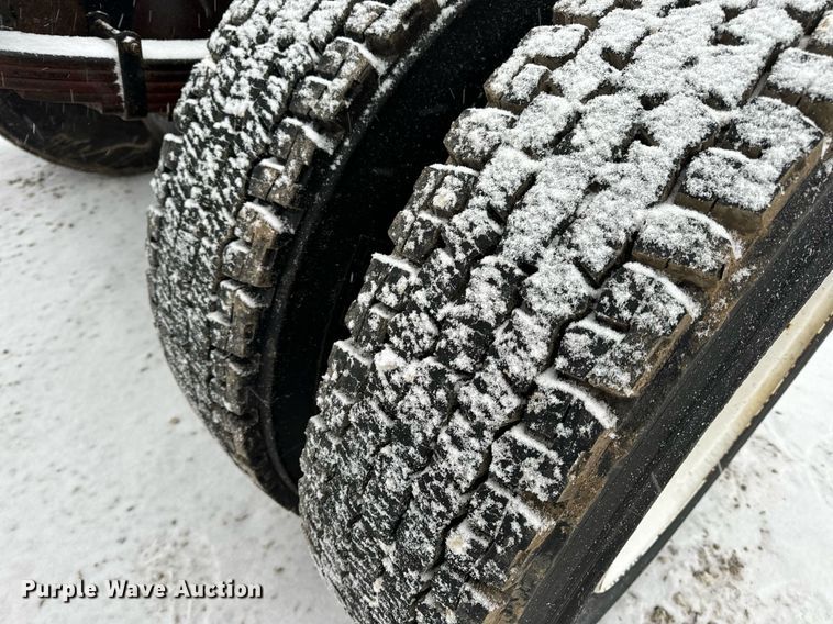 image for item EN5110 2005 International 4300 truck cab and chassis