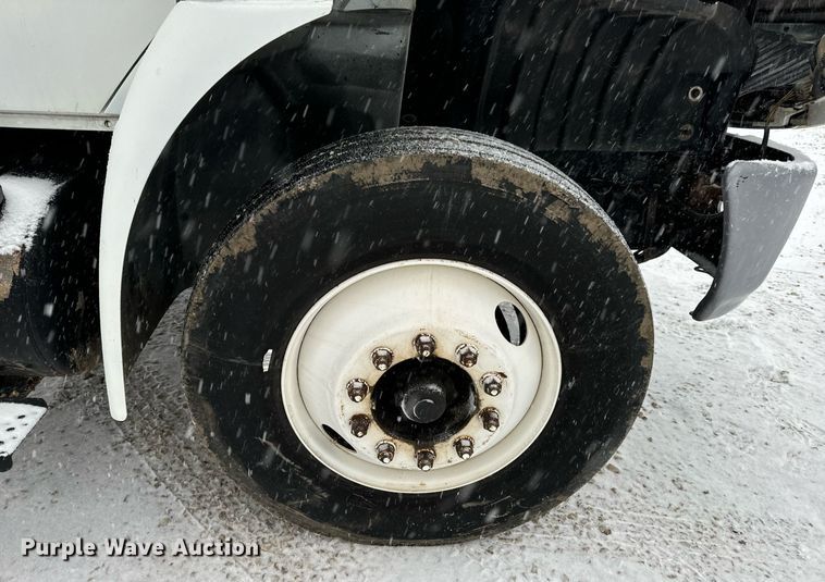 image for item EN5110 2005 International 4300 truck cab and chassis