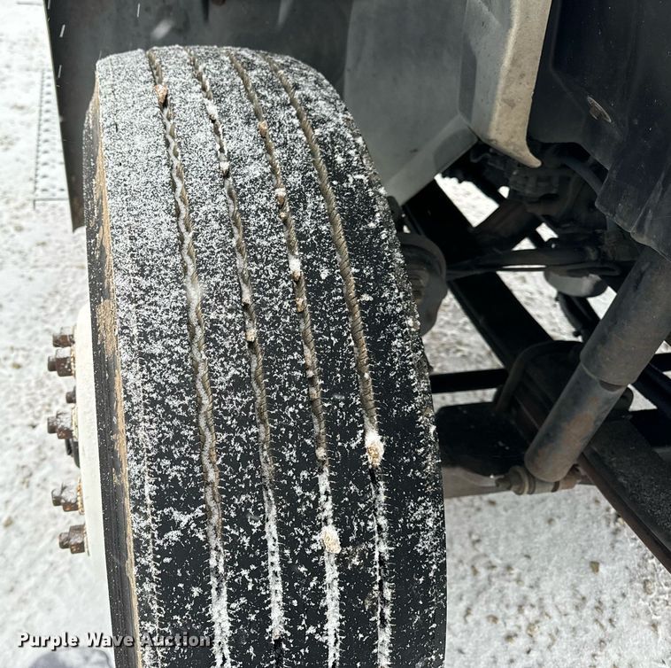 image for item EN5110 2005 International 4300 truck cab and chassis