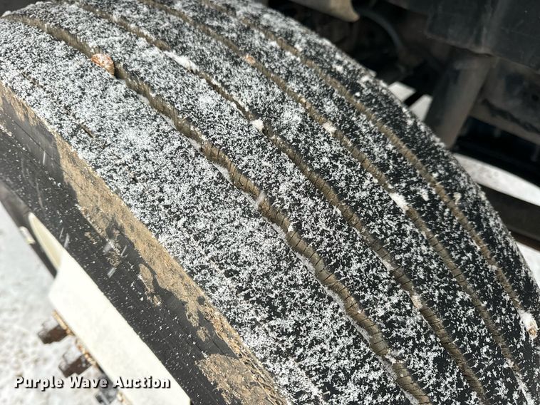 image for item EN5110 2005 International 4300 truck cab and chassis