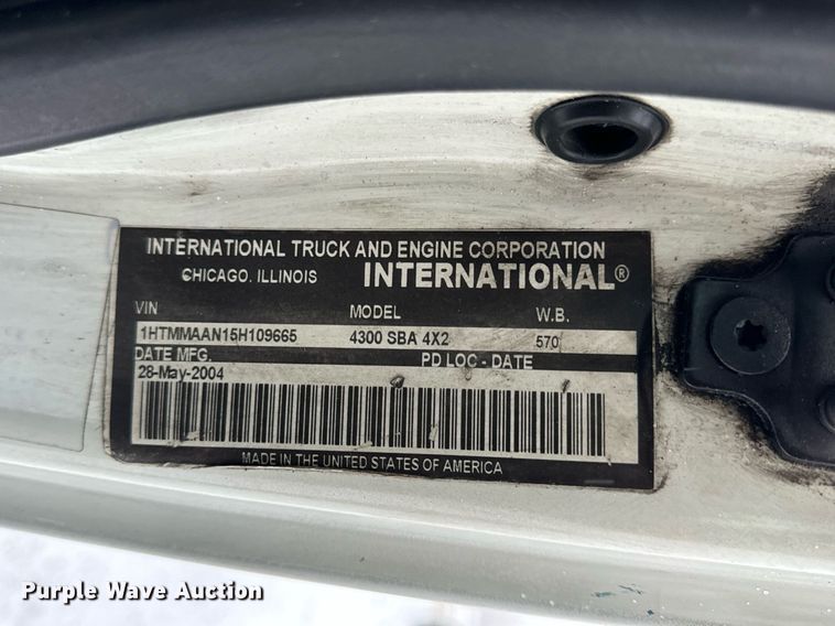 image for item EN5110 2005 International 4300 truck cab and chassis