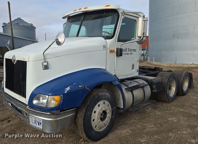 image for item EQ3946 2002 International  9200i  semi truck