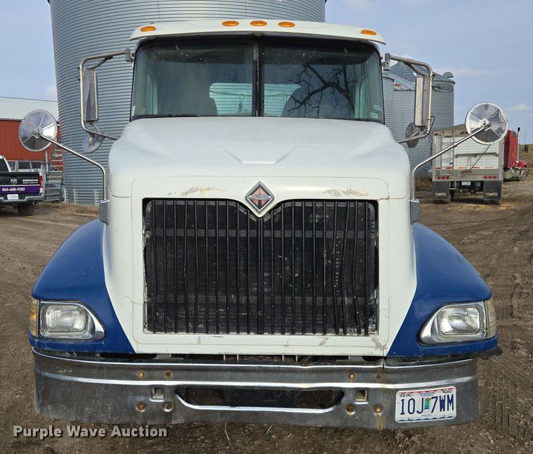 image for item EQ3946 2002 International  9200i  semi truck