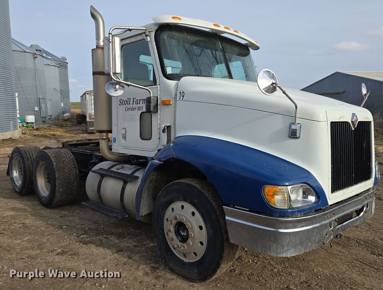 image for item EQ3946 2002 International  9200i  semi truck