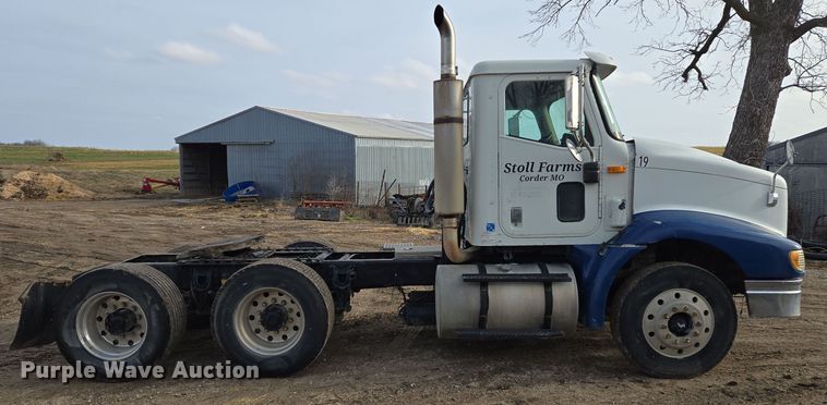 image for item EQ3946 2002 International  9200i  semi truck