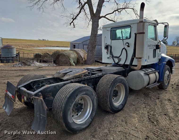 image for item EQ3946 2002 International  9200i  semi truck