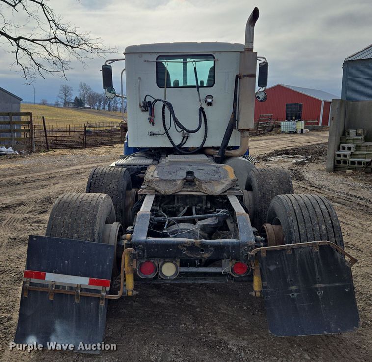 image for item EQ3946 2002 International  9200i  semi truck