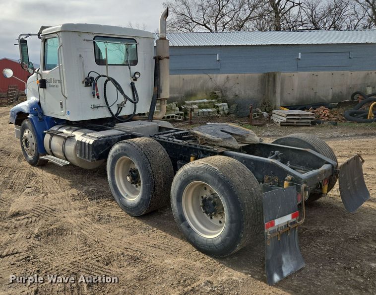 image for item EQ3946 2002 International  9200i  semi truck