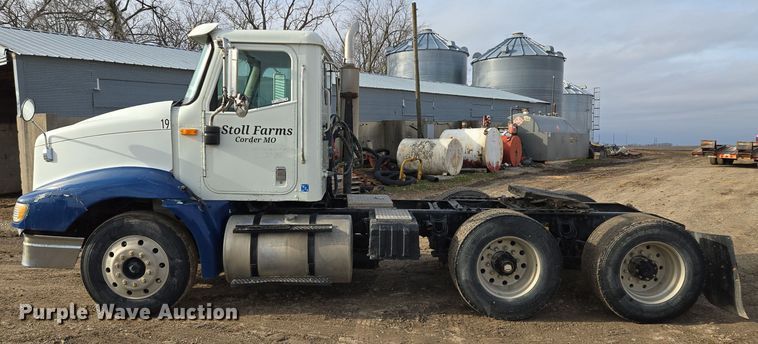 image for item EQ3946 2002 International  9200i  semi truck