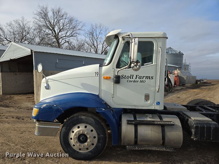 image for item EQ3946 2002 International  9200i  semi truck