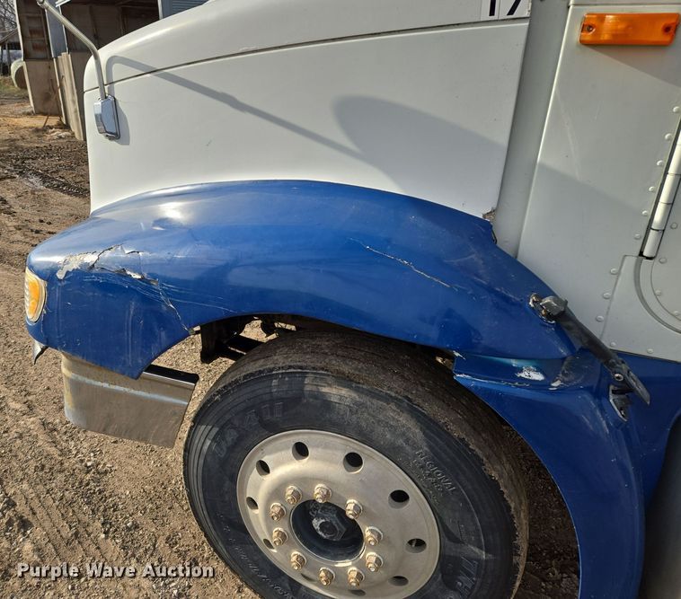 image for item EQ3946 2002 International  9200i  semi truck