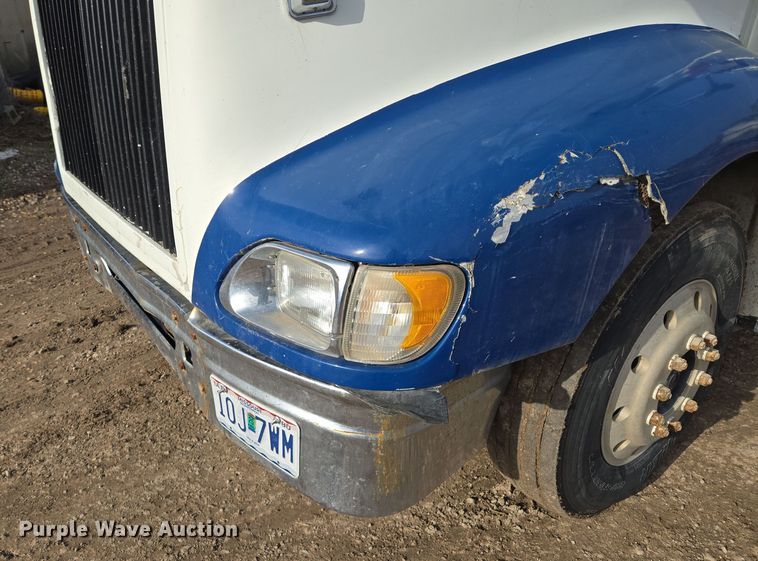 image for item EQ3946 2002 International  9200i  semi truck