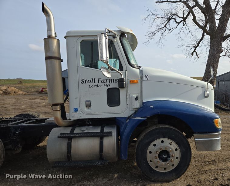 image for item EQ3946 2002 International  9200i  semi truck