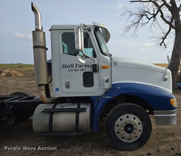 image for item EQ3946 2002 International  9200i  semi truck