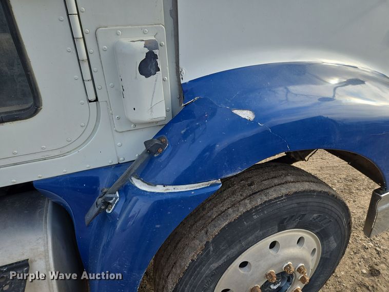 image for item EQ3946 2002 International  9200i  semi truck