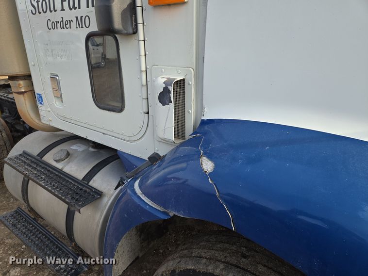 image for item EQ3946 2002 International  9200i  semi truck