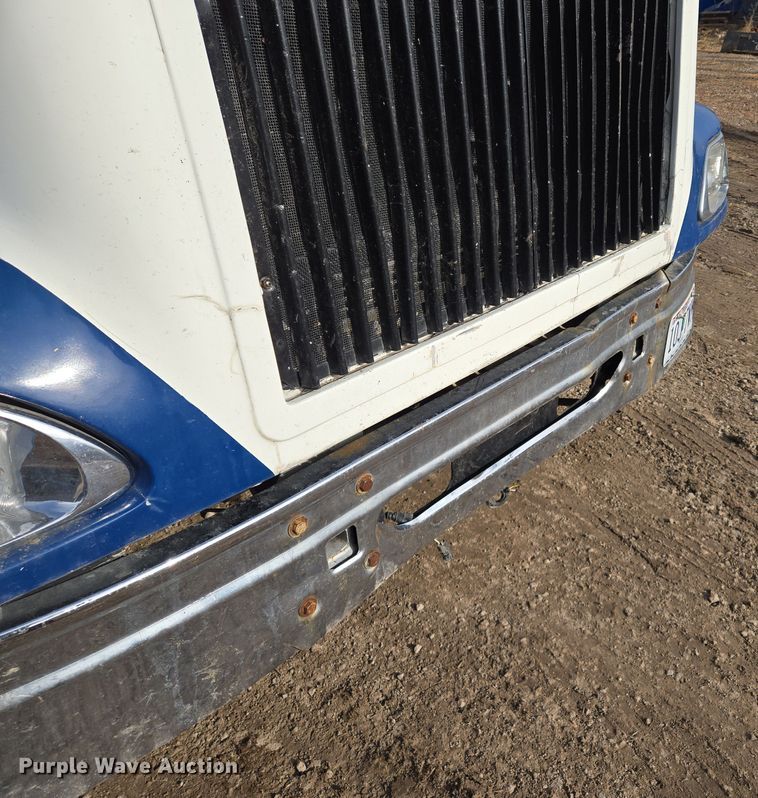 image for item EQ3946 2002 International  9200i  semi truck